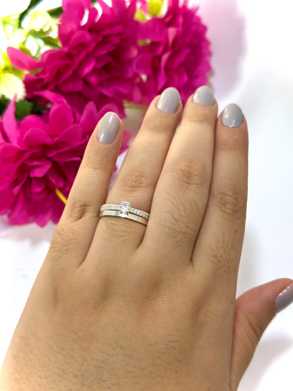 Aliança reta 1,8mm em Prata 925 com solitário, na mão