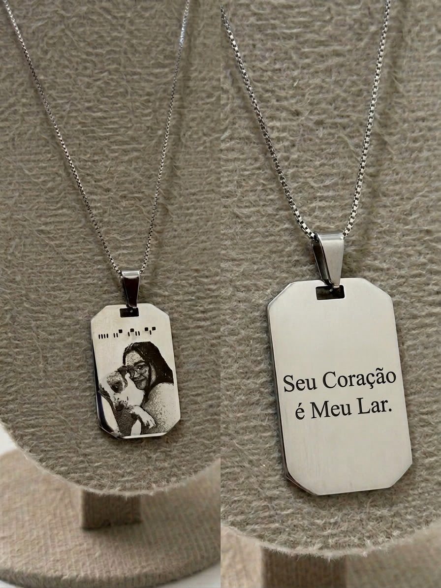 Colar personalizado medalha M em aço, formato retangular, com gravação de foto