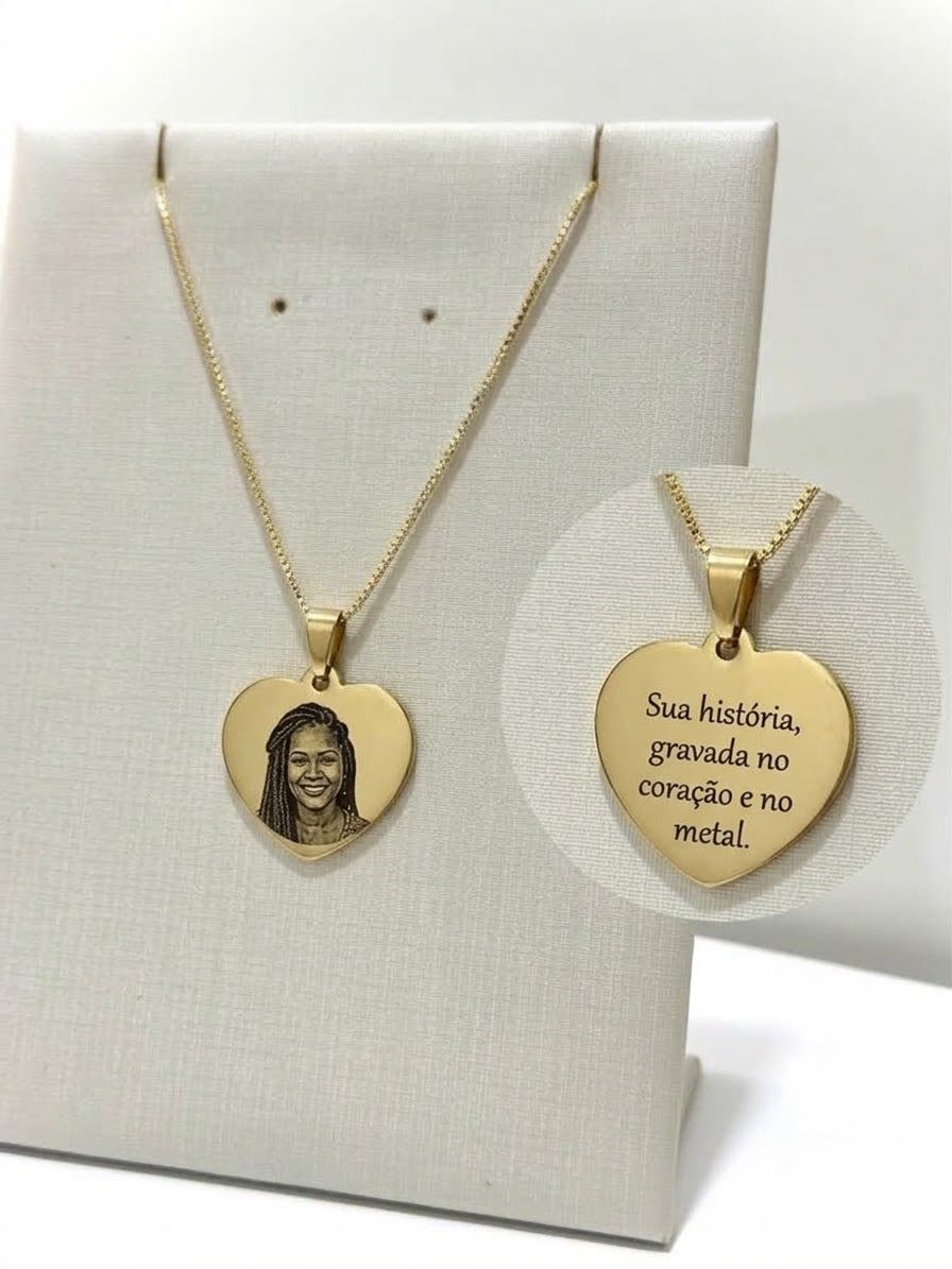 Colar personalizado medalha M dourada, formato coração, com gravação de foto